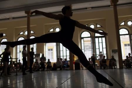 Students at the Cuba's National Ballet School (ENB) take part in a practice in Havana, Cuba, October 12, 2016. Picture taken October 12, 2016. REUTERS/Alexandre Meneghini
