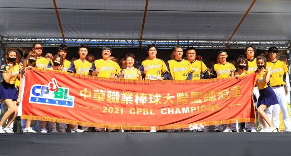 中職中信兄弟今天在台中市區封王遊行，也是以台中為主場以來第1座總冠軍。（市府提供）