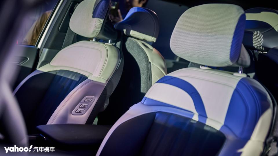 EV9前排座椅除了在頭枕採用與EV6相同的架構增加乘坐時的舒適性外，側邊配置的座椅調整按鍵也在不同情境下能給予後方乘員更好的便利性。