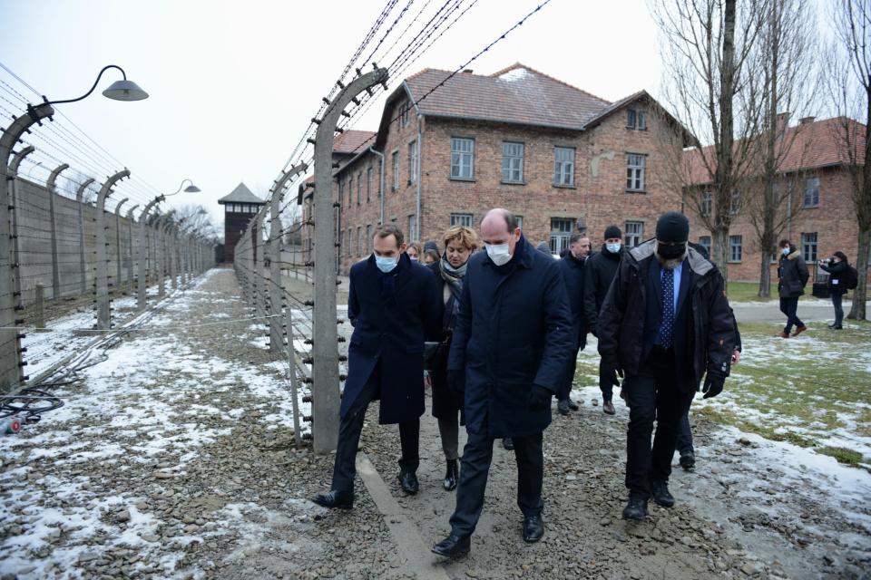 Le Premier ministre Jean Castex au Musée et Mémorial d'Auschwitz-Birkenau (Pologne) le 27 janvier 2022. - Bartosz Siedlik