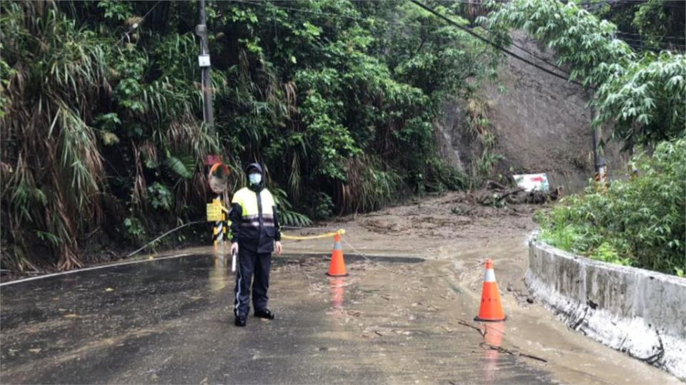 雨彈狂炸！彰化三芬路崩塌車險墜谷　騎士涉水前行 