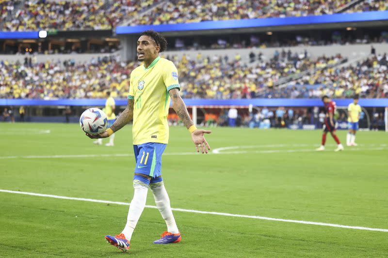 Raphinha reclama a un árbitro en el partido que Brasil empató sin goles con Costa Rica en la Copa América