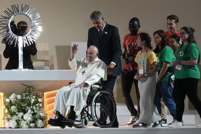 El papa Francisco saluda a la multitud durante la Jornada Mundial de la Juventud en el Parque Tejo de Lisboa, el sábado 5 de agosto de 2023