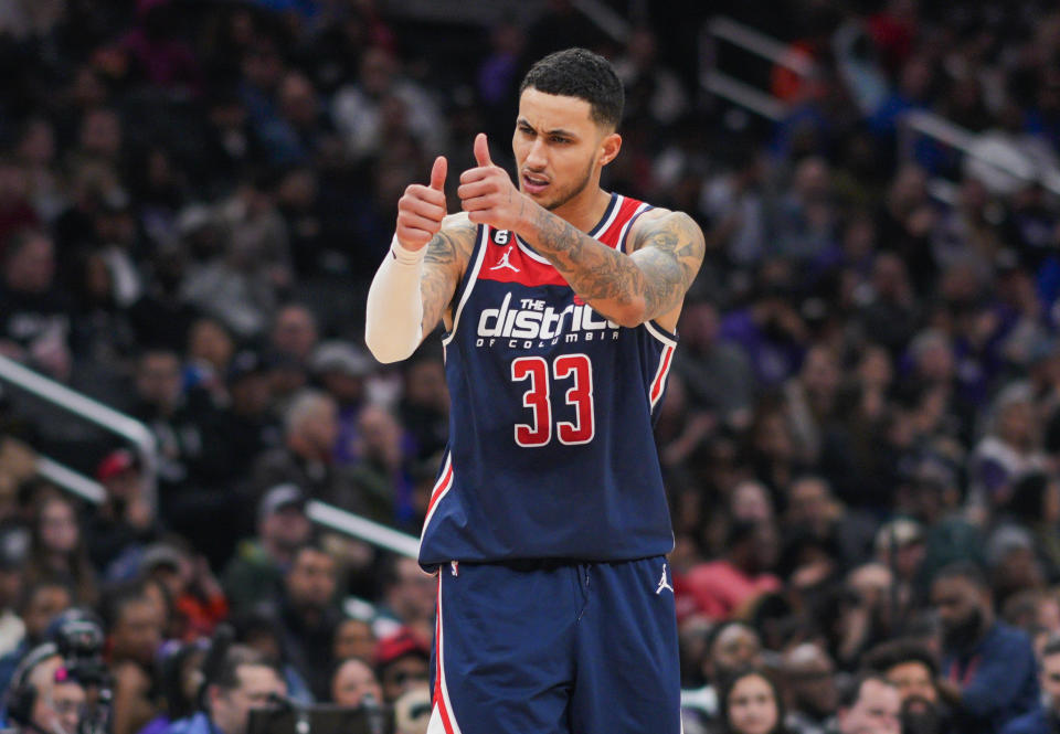 ARCHIVO - Foto del 18 de marzo del 2023, el alero de los Wizards de Washington Kyle Kuzma hace un gesto a un compañero en el encuentro ante los Kings de Sacramento. (AP Foto/Jess Rapfogel, Archivo)