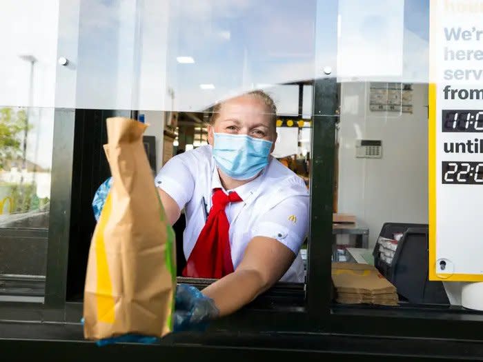 Eine Mitarbeiterin im McDonald's Drive-in.