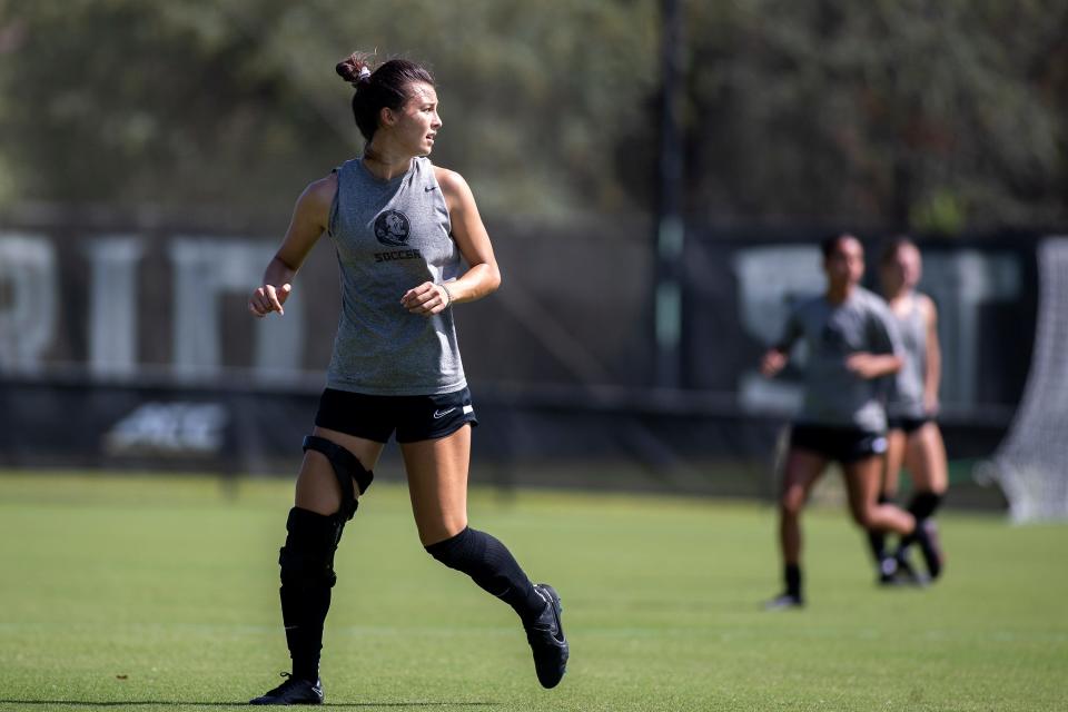 FSU senior defender/midfielder Clara Robbins (26) practices on Friday, Aug. 12, 2022 in Tallahassee, Fla. 