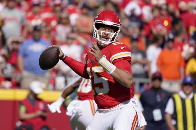 Patrick Mahomes throws 3 TD passes, Taylor Swift celebrates as Chiefs rout  Bears 41-10