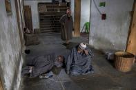<p>Muslime wärmen sich in einer Moschee in Srinagar, die hier als Hamam bekannt ist, im von Indien kontrollierten Kaschmir auf. (Bild: Dar Yasin/ AP) </p>