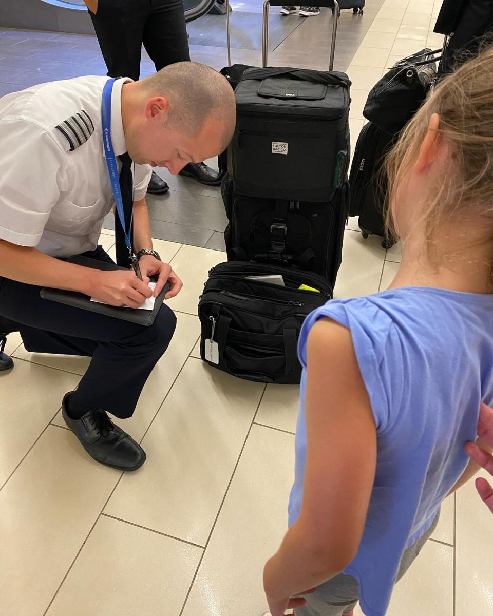 Airline captain writes note to tooth fairy for girl who lost tooth on plane