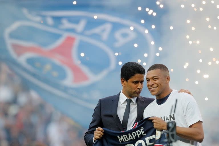 Nasser Al-Khelaifi y Kylian Mbappé, en tiempos felices, cuando anunciaron la extensión del contrato del jugador hasta 2025