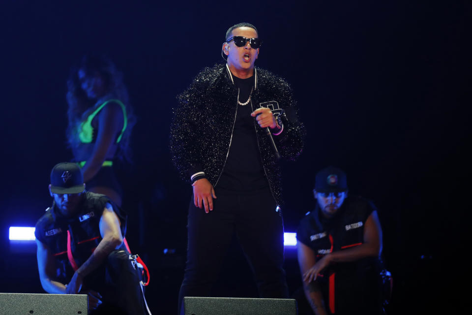 ARCHIVO – En esta fotografía de archivo del 2 de noviembre de 2019 Daddy Yankee durante su presentación en iHeartRadio Fiesta Latina 2019. Nicky Jam se ha reunido con Daddy Yankee con su nuevo éxito “Muévelo”, el primero en dos décadas que graban como el dúo Los Cangris. (Foto AP/Luis M. Alvarez, archivo)