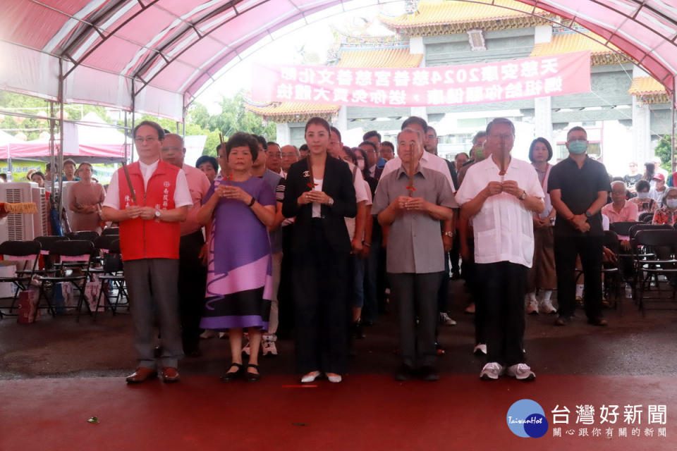 李主委許縣長黃李濟等上香祈祝行車順利。（記者扶小萍攝）