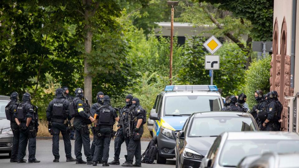Schwer bewaffnete Polizisten sichern eine Straße in Frankfurt.