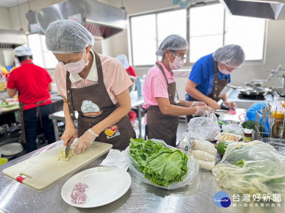 ▲據點好廚料理大賽初賽登場，讓熱愛廚藝的社區照顧關懷據點志工及長輩們一起大顯身手。