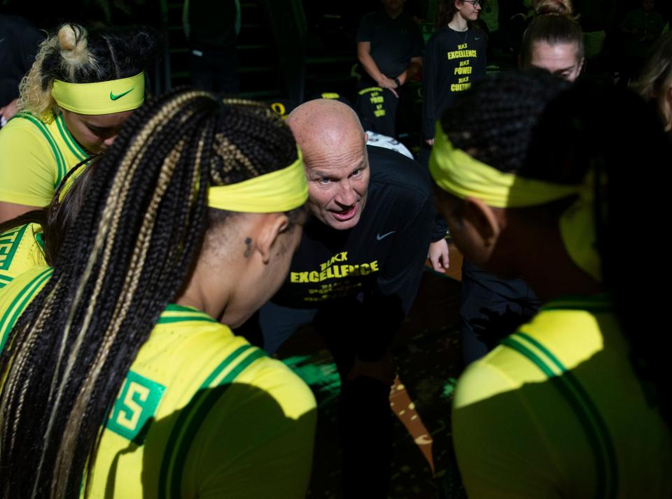 Oregon coach Kelly Graves brings his team together before the game against Utah in Eugene Sunday, Feb. 5, 2023.