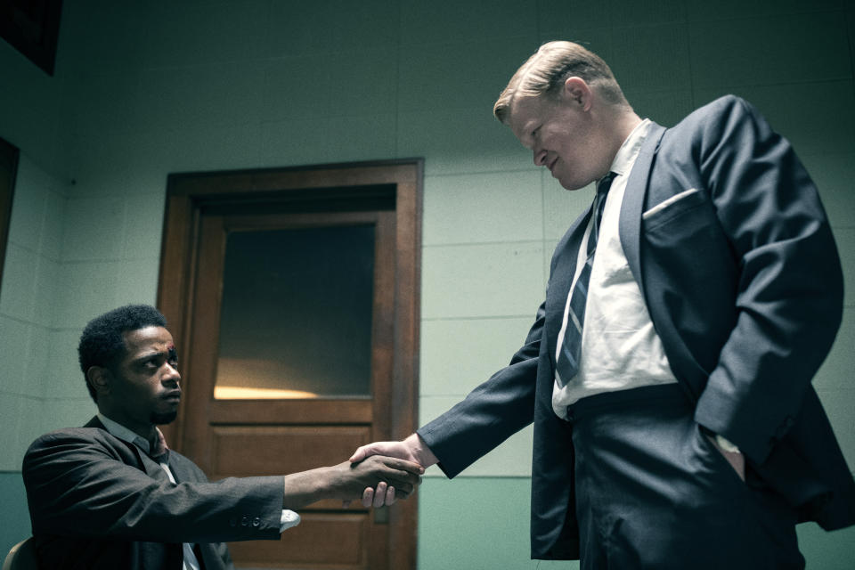 En esta imagen difundida por Warner Bros. Pictures, Lakeith Stanfield, izquierda, y Jesse Plemons en una escena de "Judas and the Black Messiah". (Warner Bros. Pictures via AP)