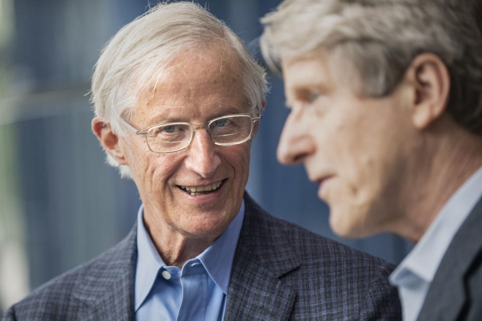 William D. Nordhaus (i) y Robert Shiller, ambos profesores de Economía de la Universidad de Yale. EFE/Richard Messina