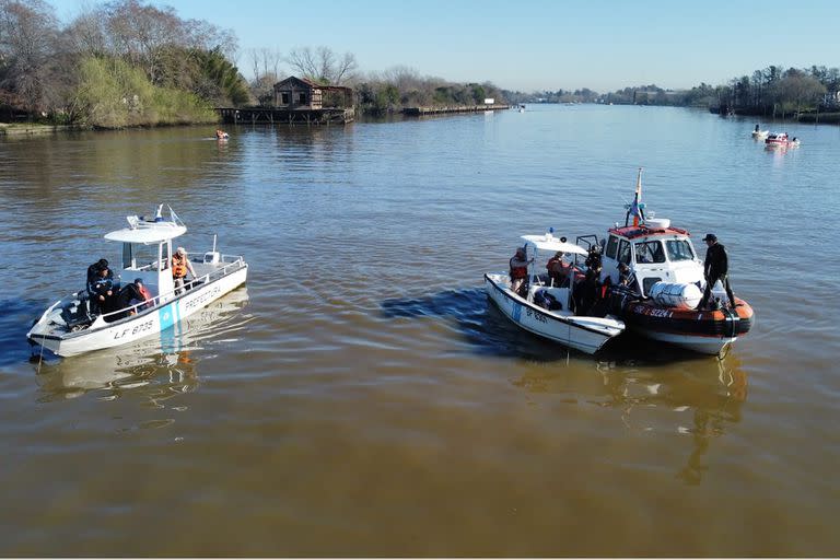 Un hombre que manejaba alcoholizado una lancha pasó por encima de un bote y provocó un grave accidente, fue en el río Luján, hay dos personas desaparecidas