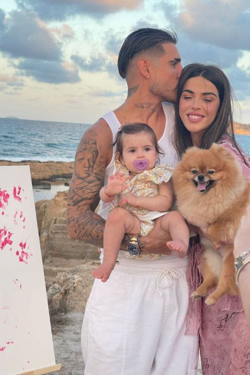 Fabio y Violeta con su hija Gala y su perrita Canela 