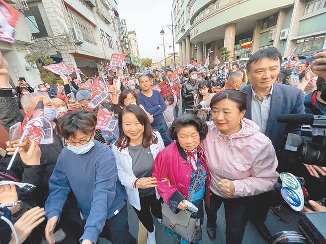 南投縣第2選區立委補選，民進黨候選人蔡培慧昨天傍晚在母親等人陪同下抵競選總部。（楊靜茹攝）