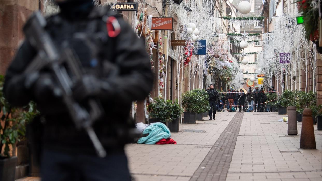 Ein Polizist steht nach einem Angriff in der Gegend des Straßburger Weihnachtsmarkts vor einem Tatort. Foto: Sebastian Gollnow