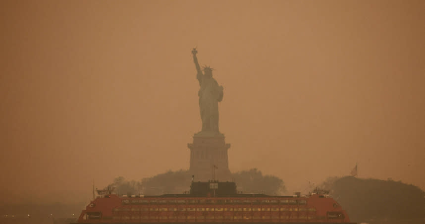 橘色霧霾籠罩紐約，官方急呼籲避免外出。（圖／達志／路透社）