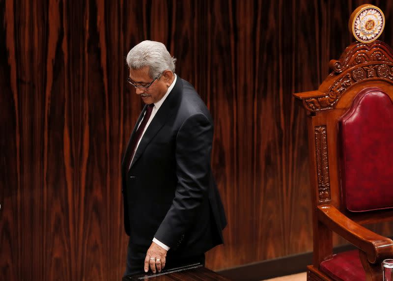 FOTO DE ARCHIVO. El presidente de Sri Lanka, Gotabaya Rajapaksa, sale tras su presentación para la declaración política del nuevo Gobierno durante la sesión inaugural del nuevo Parlamento en Colombo, Sri Lanka