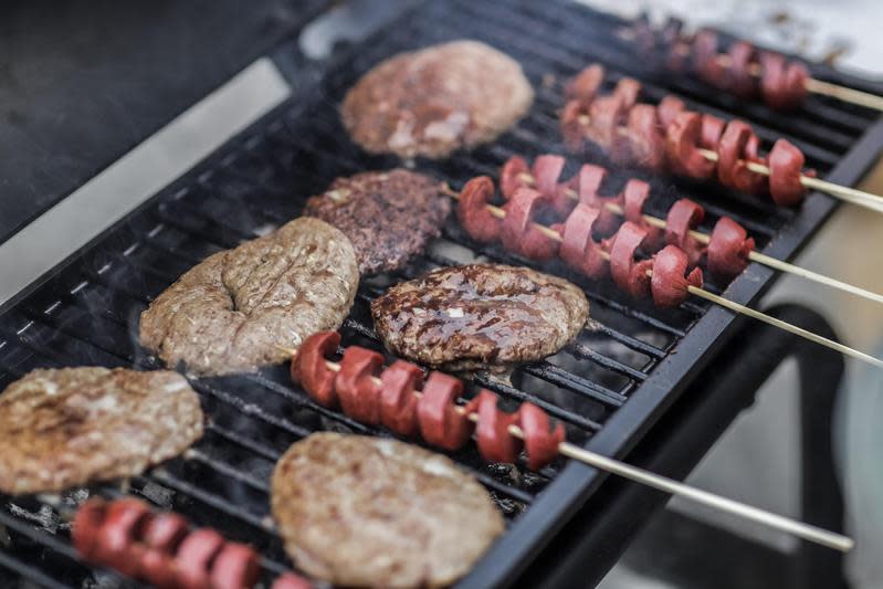 民眾與親友烤肉、聚餐，務必注意飲食安全、勤洗手、有症狀戴口罩及生病在家休息。（Pexels提供）