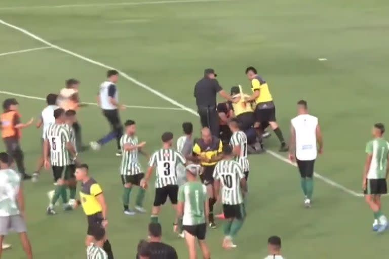 El momento en el que un hincha agrede al árbitro Gómez en Bahía Blanca