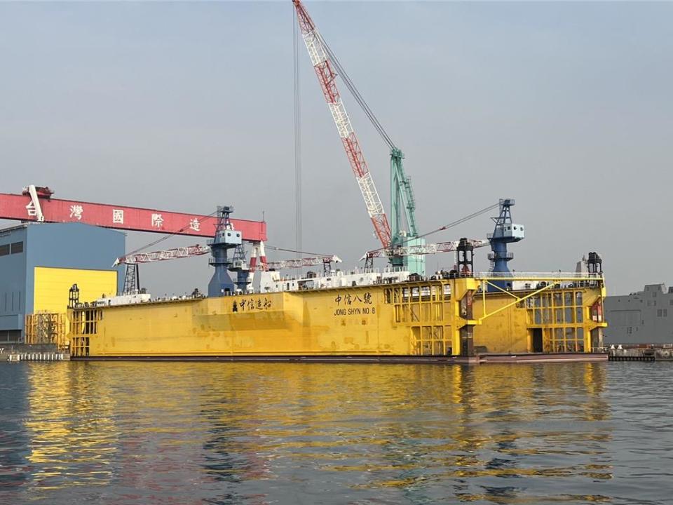 國造首艘潛艦「海鯤號」現階段仍為泊港測試（HAT），中信8號大型浮塢上周已進駐台船海昌廠前碼頭。（袁庭堯攝）