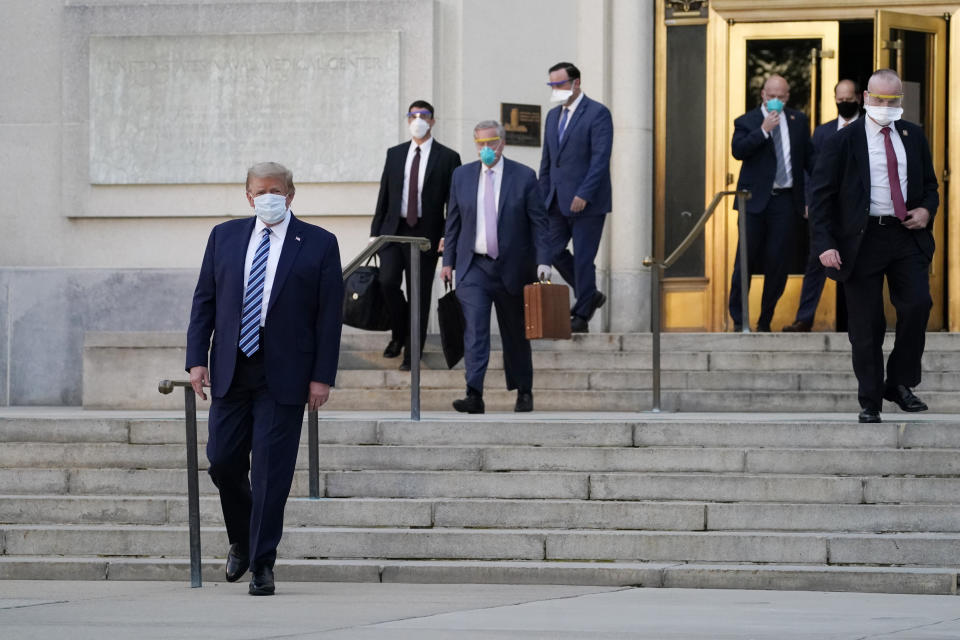 El presidente Donald Trump sale caminando del hospital militar Walter Reed, en Bethesda, Maryland, el lunes 5 de octubre de 2020 para dirigirse a la Casa Blanca tras recibir tratamientos contra el COVID-19. (AP Foto/Evan Vucci)