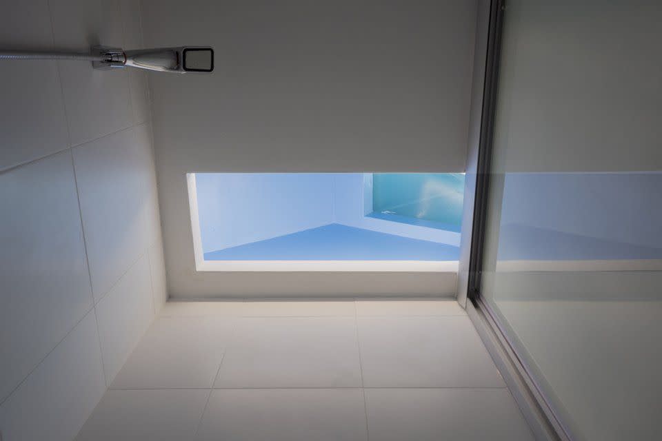 <p>Even the shower has a skylight. </p>