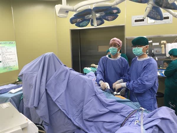 透過微創腹腔鏡手術，銀髮族手術切除腫瘤更安全。（圖片提供／光田醫院）
