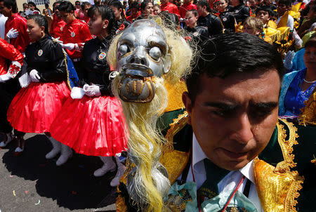 Los miembros de un grupo folklórico se presentan antes de la llegada del Papa Francisco a Iquique, Chile, el 17 de enero de 2018. REUTERS / Rodrigo Garrido