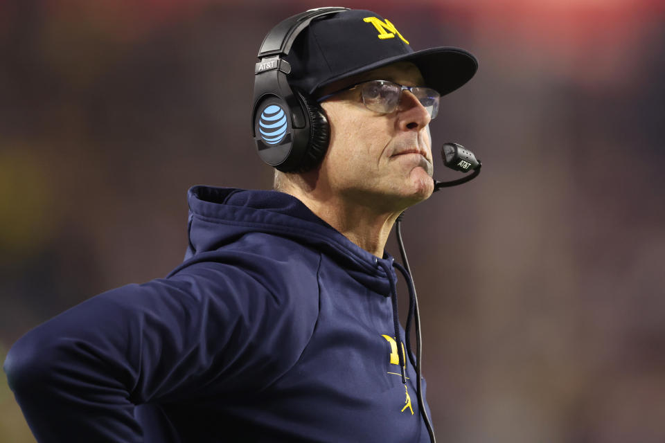 Glendale, AZ - 31 DE DEZEMBRO: O técnico Jim Harbaugh do Michigan Wolverines é visto à margem durante o segundo tempo contra o TCU Horned Frogs no Vrbo Fiesta Bowl no State Farm Stadium em 31 de dezembro de 2022 em Glendale, Arizona.  (Foto de Christian Petersen/Getty Images)