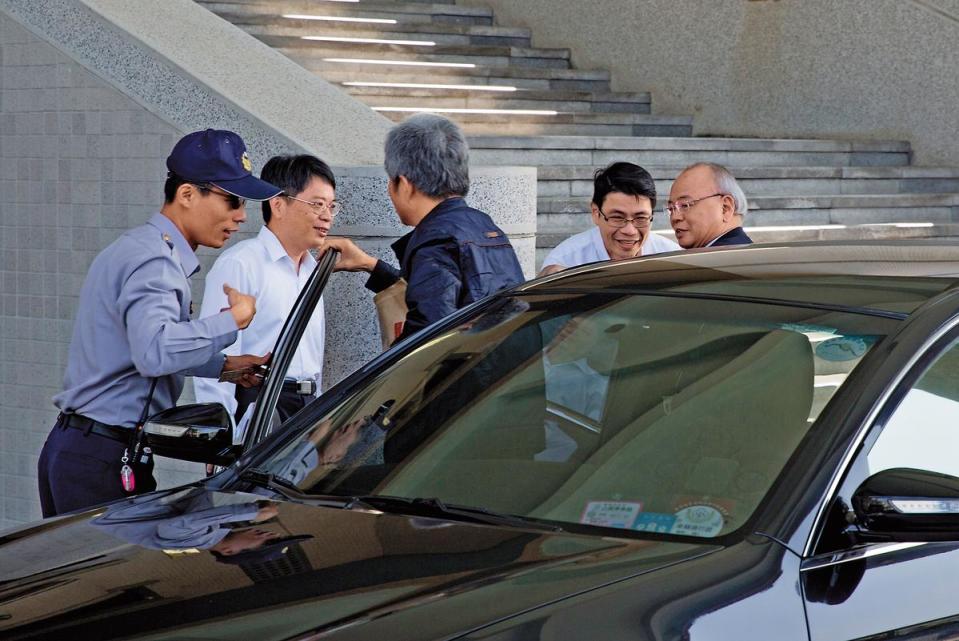 檢察總長顏大和（右一）親赴高雄參與慶富案專案會議，將先針對詐貸案部分起訴。