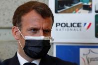 <p> Le chef de l'Etat a discuté lundi matin à l'Hôtel de police de Montpellier avec une dizaine de policiers représentants les différents services.</p>