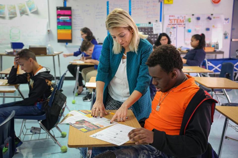 Vanessa Radice enseña a estudiantes con autismo durante la clase en la Preparatoria Hialeah-Miami Lakes el miércoles, 25 de enero de 2023, Radice es una de los cuatro finalistas para el título de Maestro del Año Francisco R. Walker de 2024 de las Escuelas Públicas de Miami-Dade. Ella representa a la parte norte del distrito.