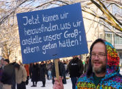 <p>"Jetzt können wir herausfinden, was wir anstelle unserer Grosseltern getan hätten!", findet ein Demonstrant in Koblenz. (Bild: Thomas Frey/dpa)</p> 
