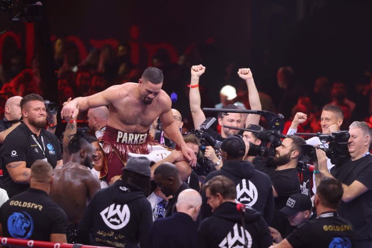 Joseph Parker celebra su gran victoria sobre Deontay Wilder, en Riad, Arabia Saudita