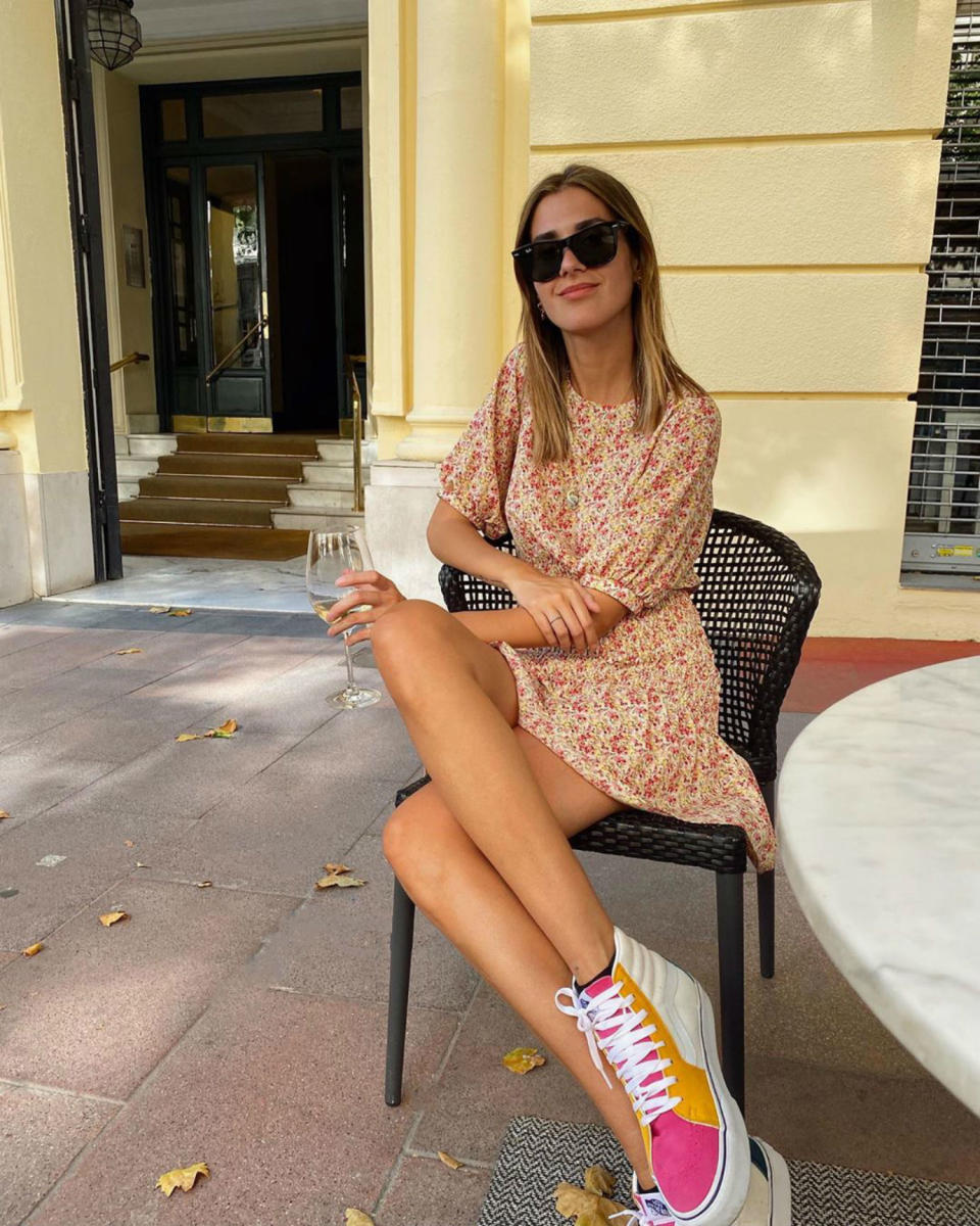 María Turiel Soler, conocida en Instagram como Mery Turiel, tiene más de 800.000 seguidores y un armario lleno de minivestidos tan acertados como el que compartió el 27 de junio. Se lo puso con unas coloridas zapatillas de Yellow Shop. (Foto: Instagram / <a href="https://www.instagram.com/p/CB8gHJNKYwN/" rel="nofollow noopener" target="_blank" data-ylk="slk:@meryturiel;elm:context_link;itc:0;sec:content-canvas" class="link ">@meryturiel</a>)