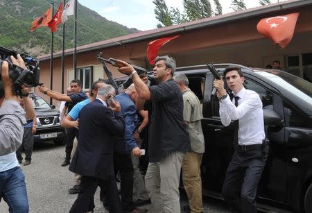 Vehicle of Turkey's main opposition Republican People's Party (CHP) leader Kemal Kilicdaroglu (not seen) is guarded by security officers after an attack against his convoy in the northeastern city of Artvin, Turkey, August 25, 2016. REUTERS/Stringer