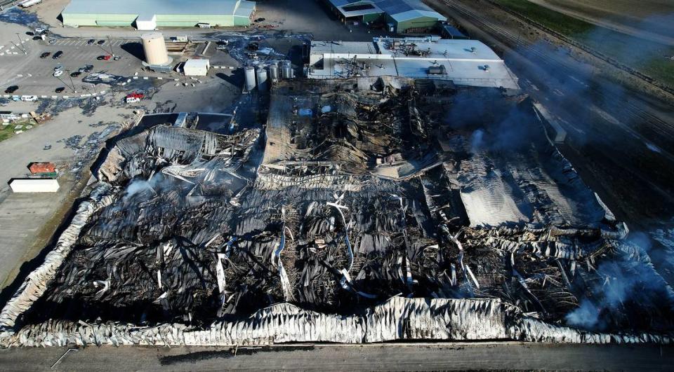 The Shearer’s Foods plant south of Hermiston still smolders Wednesday morning after a reported boiler explosion sparked a dramatic fire Tuesday afternoon at the snack food manufacturing facility. Umatilla County Fire District 1 and the Umatilla County Sheriff’s Office responded to the plant just before 1 p.m. Tuesday after employees called 911 to report an explosion. It’s believed a portable boiler fueled by natural gas is the the one that exploded. The plant supplies much of the Western U.S. with potato and corn chips.