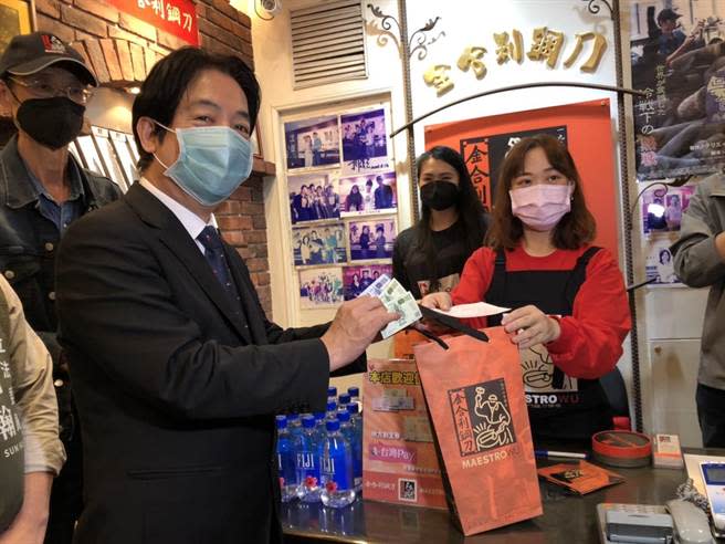 副總統賴清德在當地知名特產店金合利鋼刀、聖祖貢糖店使用消費券購物，希望帶頭為振興金門經濟也盡一分心力。（李金生攝）