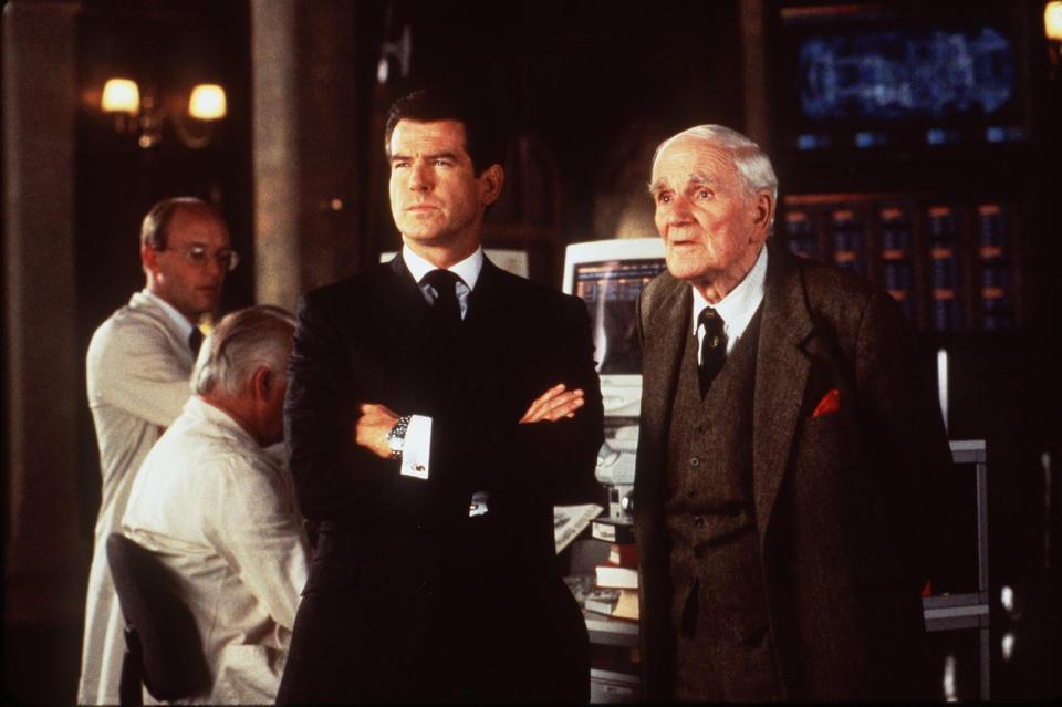 Von 1963 bis zu seinem Tod 1999 war Desmond Llewelyn (rechts, neben Pierce Brosnan) in insgesamt 17 Filmen als "Q" treu an James Bonds Seite - und präsentierte ihm seine skurrilen und genialen Erfindungen, die 007s Geheimagentenleben erleichterten. Ein letztes Mal trat er in "Die Welt ist nicht genug" (Bild) auf. (Bild: MGM/Getty Images)