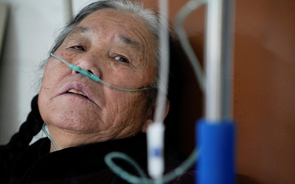 Weng Shuiye, a 77-year-old receives oxygen at a hospital, amid the coronavirus disease (COVID-19) outbreak, at a village in Tonglu county, Zhejiang provinc - Reuters