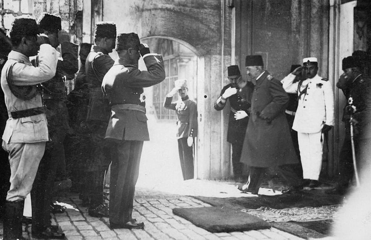 El sultán Vahideddin (Mehmed VI), líder del Imperio Otomano, saliendo por la puerta trasera del palacio de Dolmabahçe en Estambul. Pocos días después de que se tomara esta fotografía, el sultán fue depuesto y exiliado. Wikimedia Commons