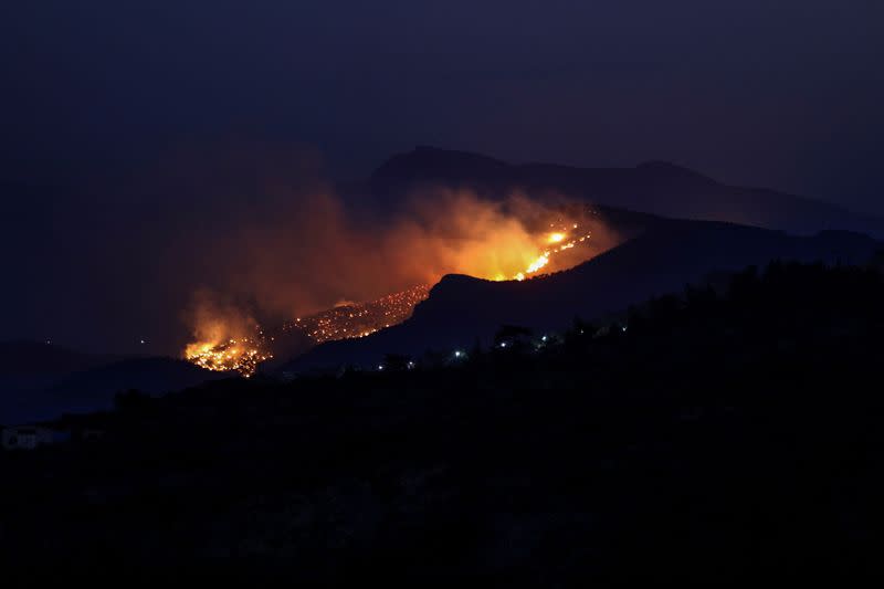 Un incendio forestal se desata en la ladera de una montaña en la isla de Samos, Grecia,