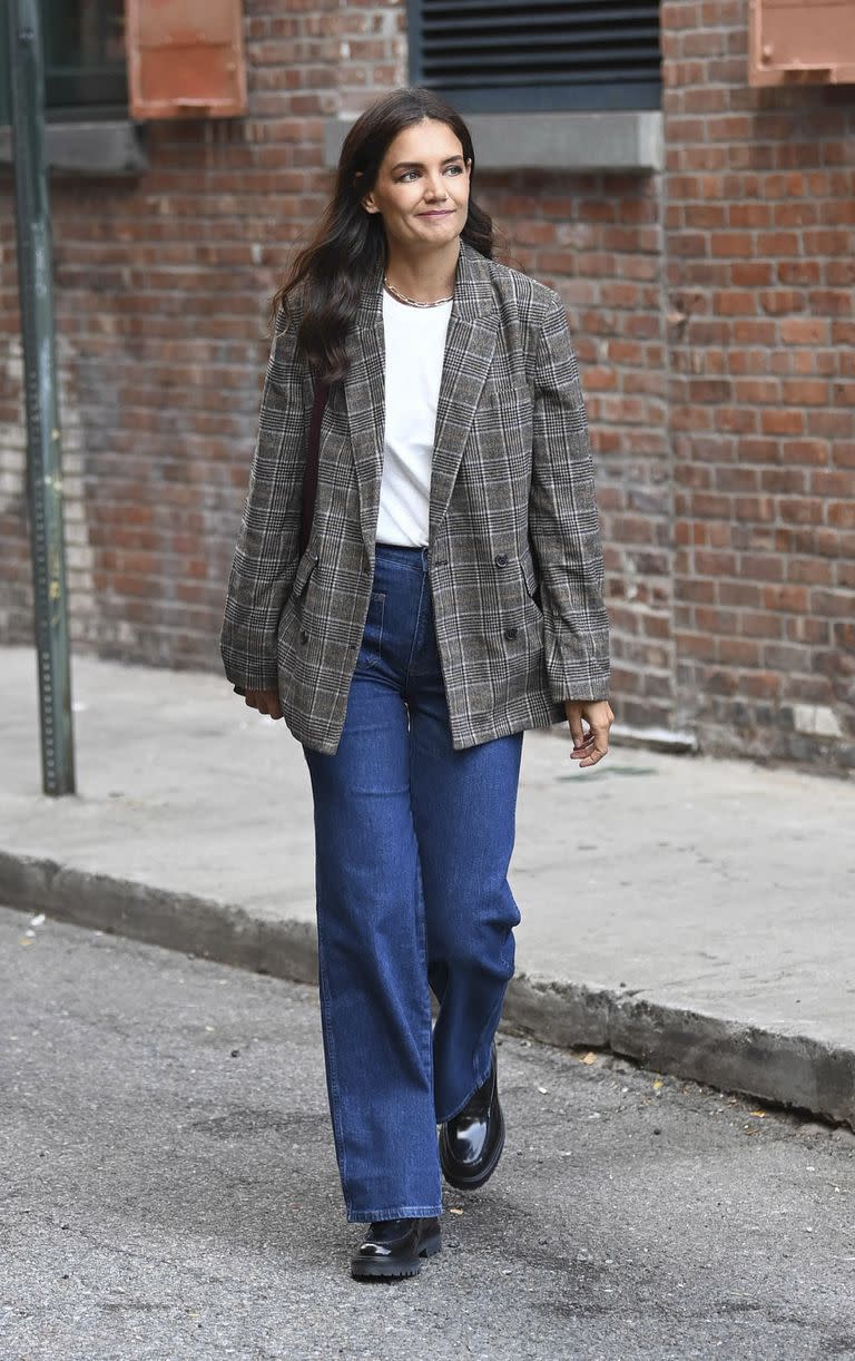 Katie Holmes lució muy elegante con pantalones anchos y un blazer a cuadros mientras caminaba por el SoHo neoyorquino