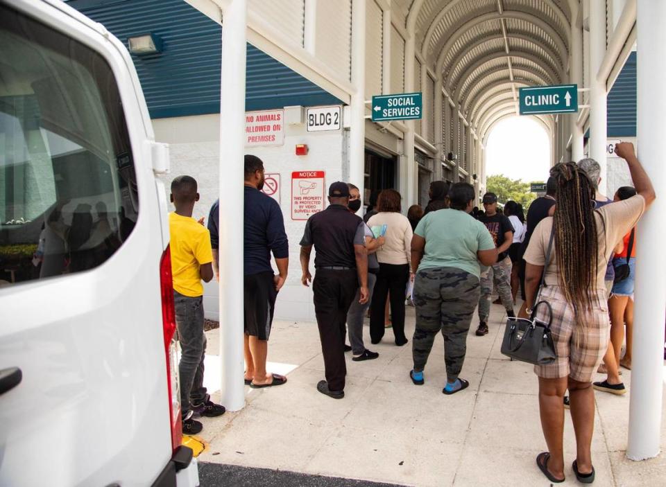 Personas esperan para inscribirse en LIHEAP, un programa de asistencia para facturas de electricidad, en el Annie L. Weaver Health Center, en Pompano Beach, Florida, el jueves 20 de julio de 2023.